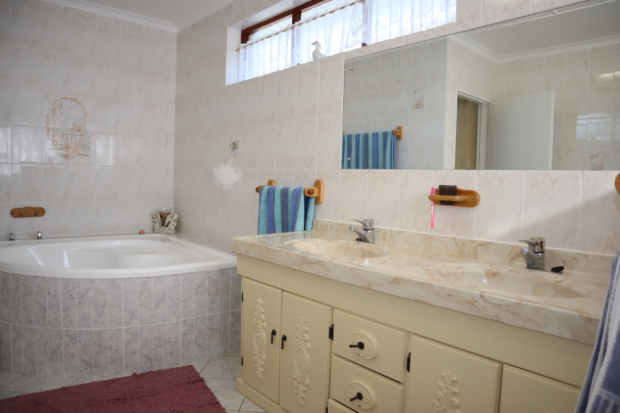 5 Bedroom Property for Sale in Wavecrest Eastern Cape